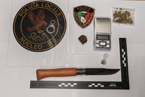 In auto con droga e coltello, ma senza assicurazione: denunce e sequestri