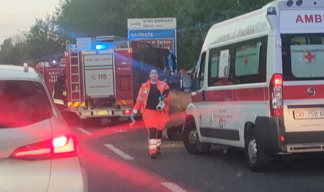 Incidente sulla A8: auto ribaltata, traffico in coda