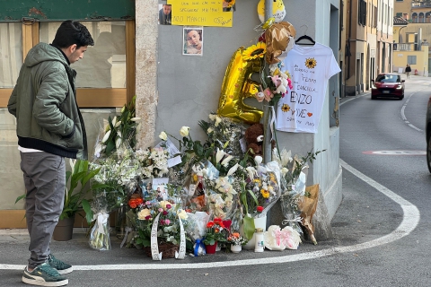 L’addio a Enzo Ambrosino. Il padre resta in carcere