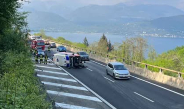 L’ambulanza semi-ribaltata sull’autostrada A26 (foto Vco Azzurra Tv)