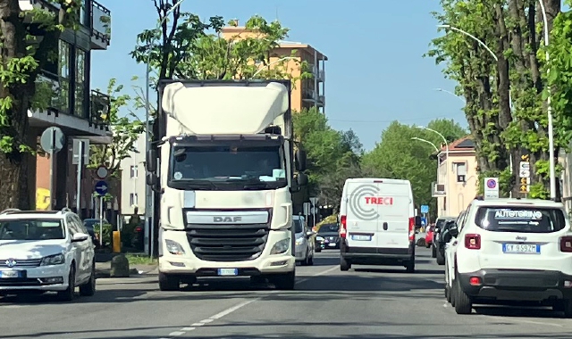 Busto assediata dai camion