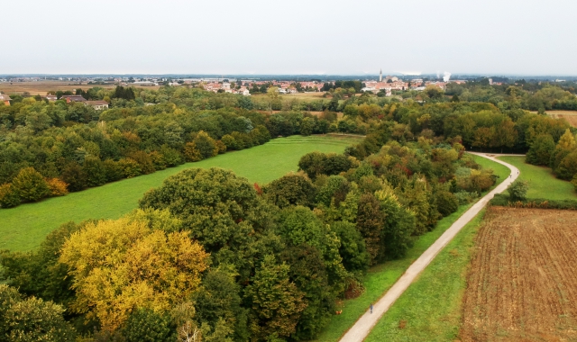 L’area del “pratone” dove si sono dati appuntamento i ragazzi per il concertone non autorizzato