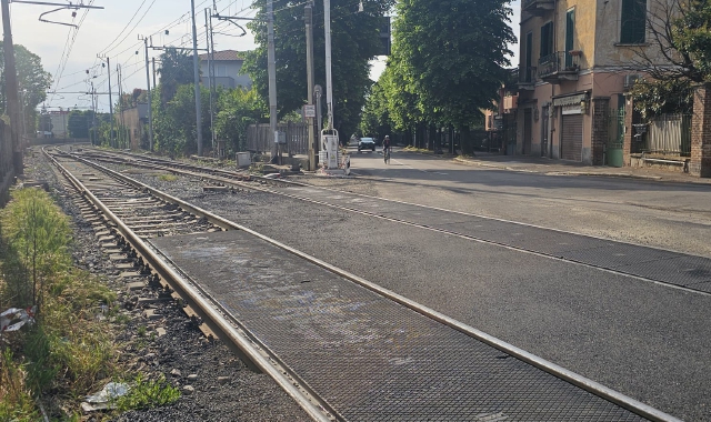 Il passaggio a livello fra corso Bernacchi e viale Marconi a Tradate: recenti lavori hanno provocato problemi ai pedoni e ai ciclisti
