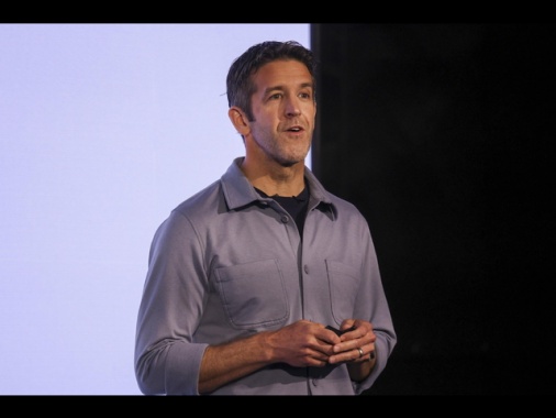 Apple nomina John Ternus Ceo, Cook è presidente esecutivo