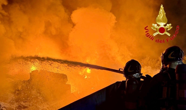 Fiamme in un'azienda di smaltimento rifiuti