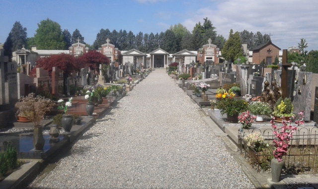 Ladri al cimitero: rubata anche una lettera lasciata su una tomba