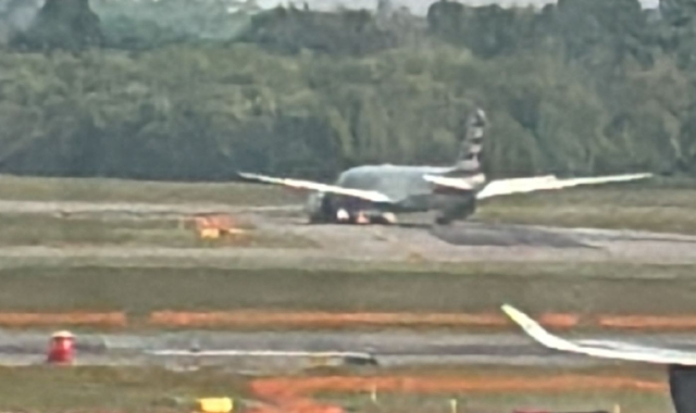 L’aereo di American Airlines fermo in pista