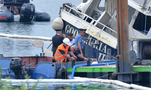 Le operazioni di recupero dell’imbarcazione (foto Blitz)