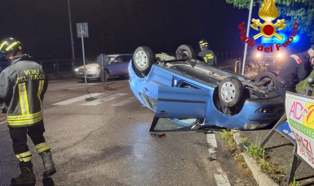 Si ribaltano con l’auto: soccorse due ragazze a Gazzada
