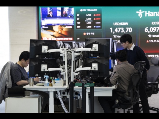 Borsa: l'Asia chiude positiva, cauto ottimismo per l'Iran