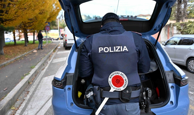Furto al Carrefour e fuga a piedi tra le auto in transito. La polizia lo acciuffa