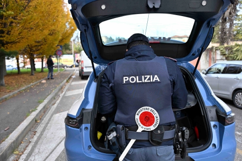 Furto al Carrefour e fuga a piedi tra le auto in transito. La polizia lo acciuffa
