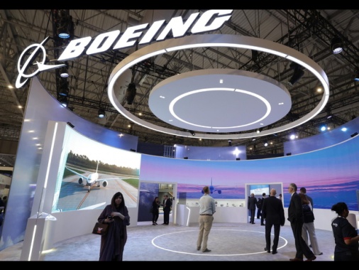 Boeing, trimestre in rosso meglio delle attese, aumenta produzione del 737 Max