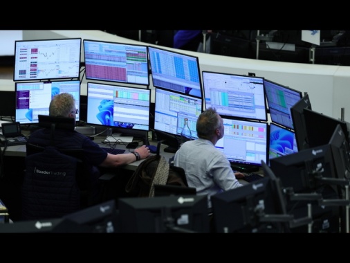 Borsa: Europa chiude in calo tra timori Iran e trimestrali