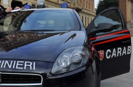 Inseguimento da film: auto in fuga finisce contro un cancello