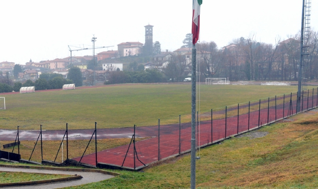Donna s’allena in pista, anziano la molesta