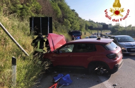 Esce di strada e abbatte un lampione