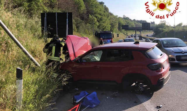 Esce di strada e abbatte un lampione