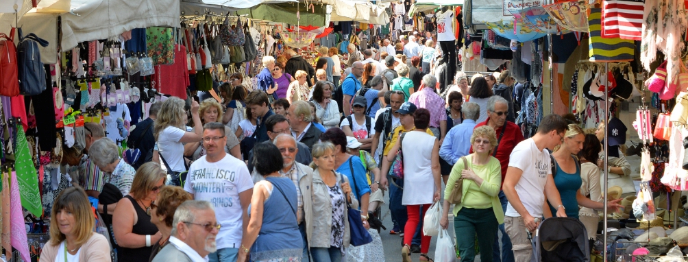 Borseggiatrice al mercato, turista la smaschera