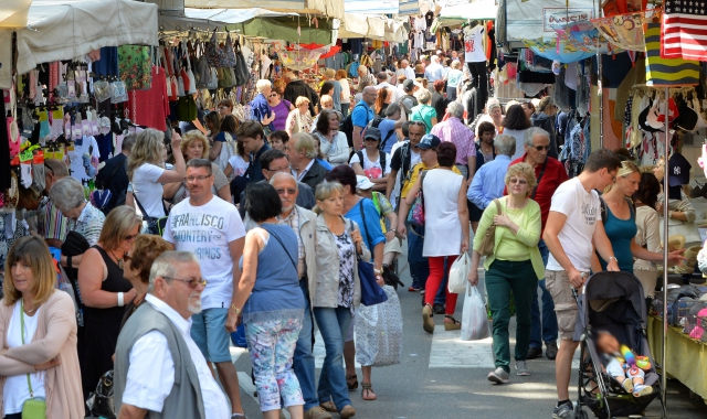 Borseggiatrice al mercato, turista la smaschera