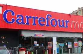 Ruba shampoo e caffè, spintona la commessa e scappa: acciuffato dalla polizia locale