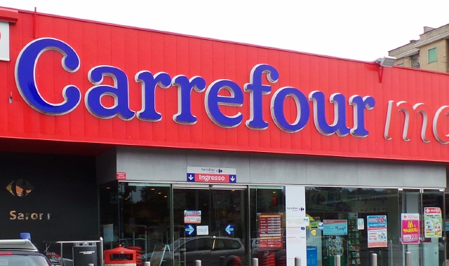 Ruba shampoo e caffè, spintona la commessa e scappa: acciuffato dalla polizia locale