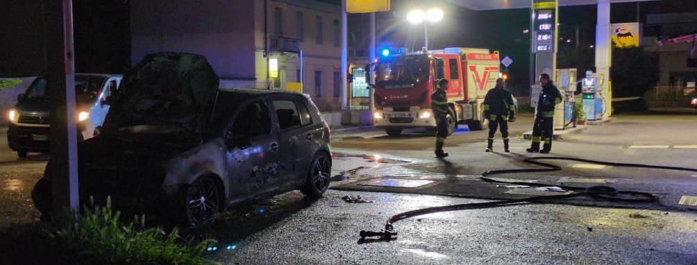 Auto distrutta dalle fiamme: giallo ad Arnate