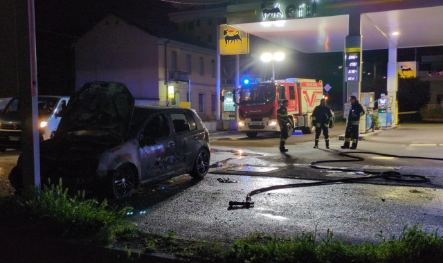 Auto distrutta dalle fiamme: giallo ad Arnate