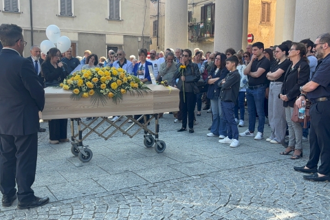 L’addio a Enrico Conte: ricordi, palloncini e le note di Vasco