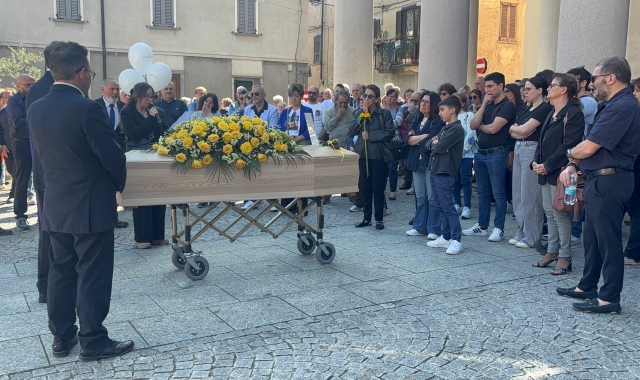 L’addio a Enrico Conte: ricordi, palloncini e le note di Vasco