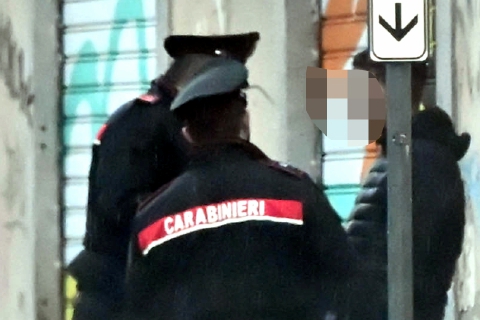 Varese, lite in via Como: spunta la pistola