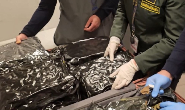 Controlli della guardia di finanza sui bagagli in aeroporto a Malpensa (foto Archivio)