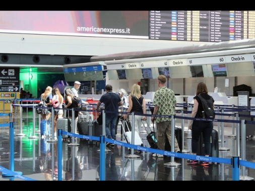 Con caro carburante scattano aumenti anche per servizi accessori compagnie aeree