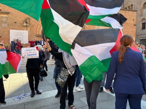 25 aprile, attivisti pro-Pal contestano Lepore: 