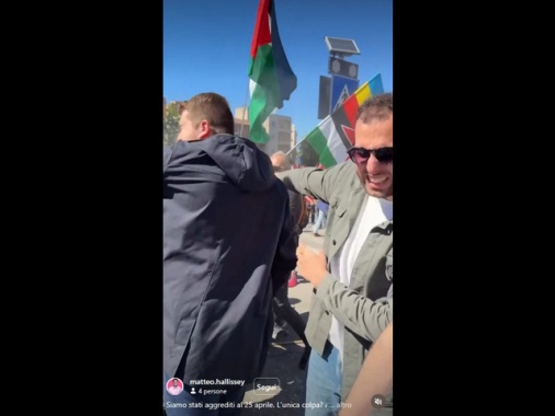 25 aprile: Radicali, 'picchiati durante il corteo a Roma per bandiere Ucraina'