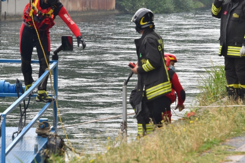 Malore mentre pesca nel Naviglio: l’amico si tuffa ma lui muore