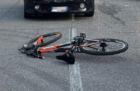 Scontro auto-bici: ferito 36enne