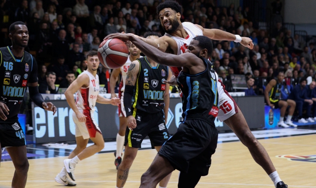 All’andata a Cremona finì 87-79 per Varese (foto Ciamillo) 