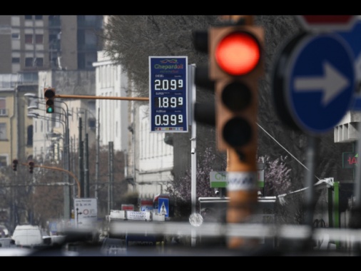 Mimit, prezzo medio benzina self a 1,738 euro al litro, gasolio a 2,059 euro