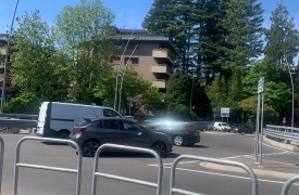 Varese, auto contromano in largo Flaiano