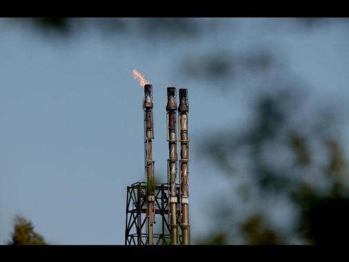 Corre il prezzo del petrolio, Brent oltre 107 dollari al barile