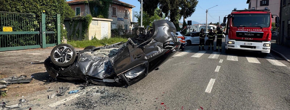 Auto “impazzita” contro un muro