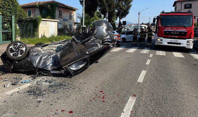 L’auto dopo la carambola e lo schianto