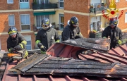 Gallarate: fiamme sul tetto, famiglie evacuate