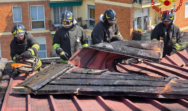 Gallarate: fiamme sul tetto, famiglie evacuate