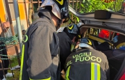 Scontro tra auto: anziana bloccata tra le lamiere