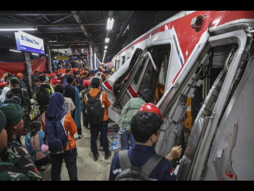 Scontro fra treni in Indonesia: il bilancio sale ancora, 14 morti e 84 feriti