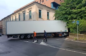 Tir intrappolato, traffico paralizzato