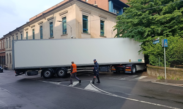 Tir intrappolato, traffico paralizzato