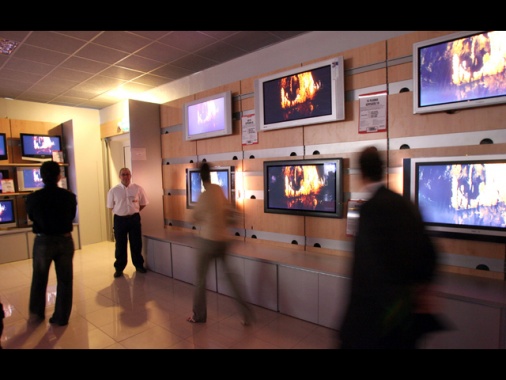 La tv resta il media preferito degli italiani, aumenta l'uso di quella via web